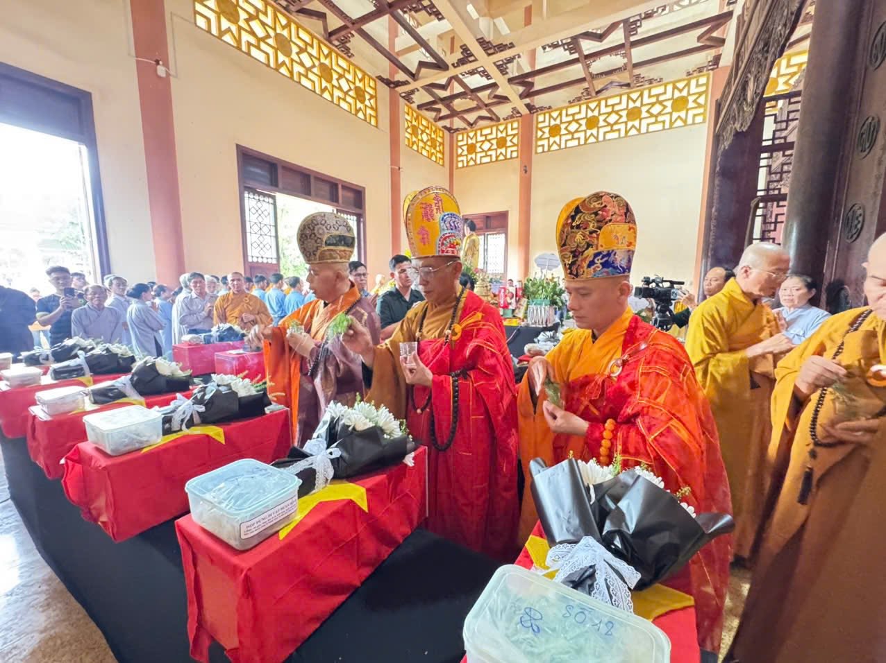 Ban Trị sự GHPGVN tỉnh Gia Lai cầu siêu 18 liệt sĩ tại nghĩa trang liệt sĩ Đức Cơ